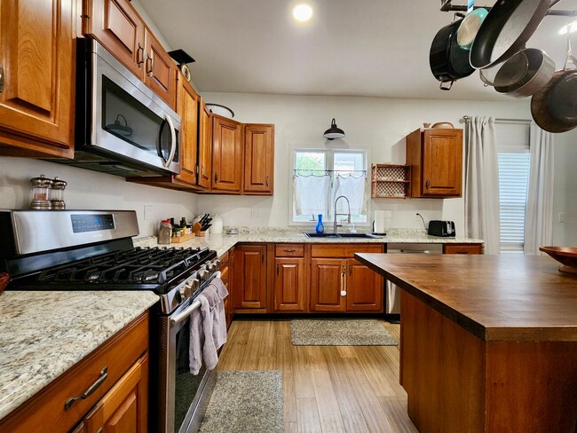 Building Photo - 4 bed 2.5 bath House | East Rochester | First Floor Laundry Hookups | Front and back covered porch