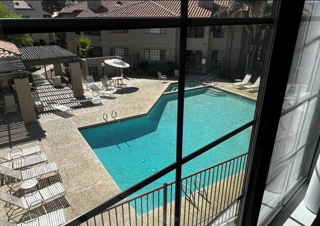 Building Photo - Beautiful Scottsdale Condo with Pool Views!