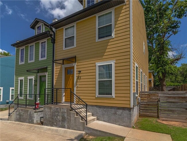 Primary Photo - 2 bedroom 1. 5bath upscale modern living n...