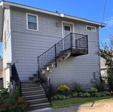 Building Photo - 1bed/1bath Garage Apartment