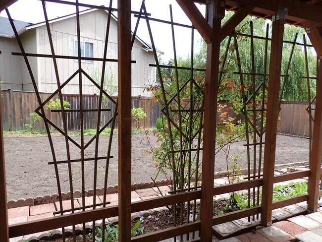 Building Photo - Beautiful 5 Bedroom House Puyallup South Hill