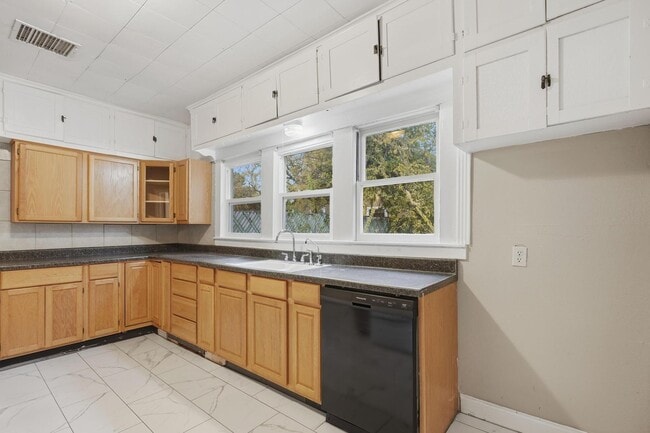 Building Photo - 1341 Hickory St