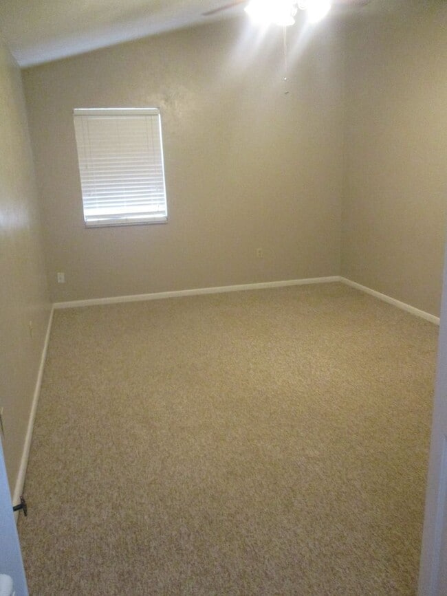 Building Photo - 3BR/2BA Home with Bonus/Game Room in Quiet Residential Neighborhood