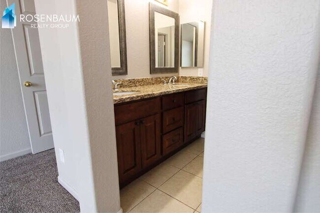 Building Photo - Beautiful 3-beds, 2.5-baths home nestled in Surprise!