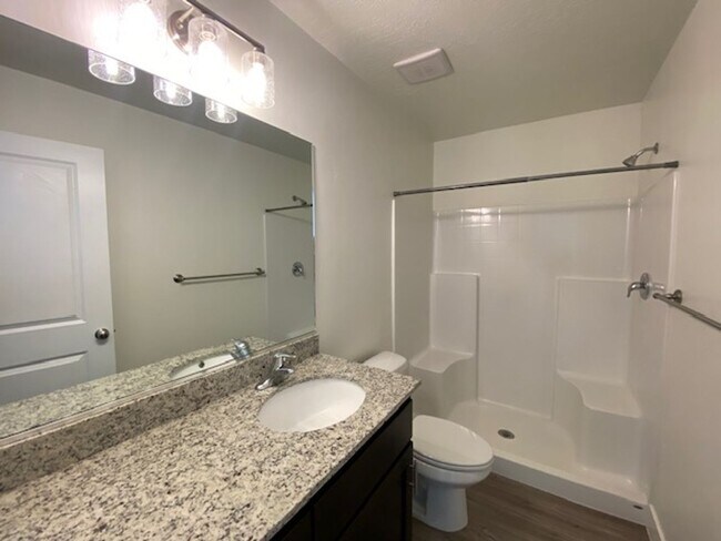 Building Photo - SPACIOUS HOME FOR RENT!