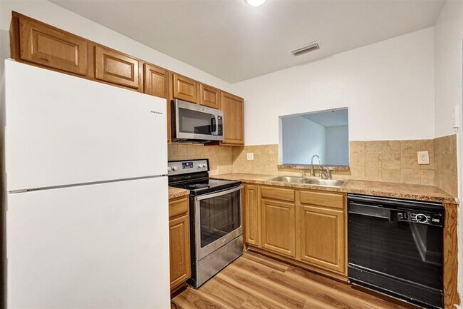 Building Photo - 2518 Riverside Dr
