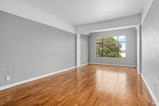 Building Photo - 80 Lincoln Dr