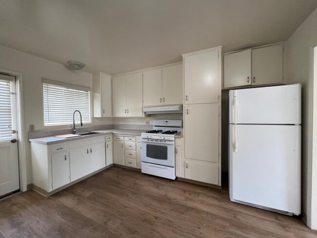 Building Photo - 1301 19th Ave