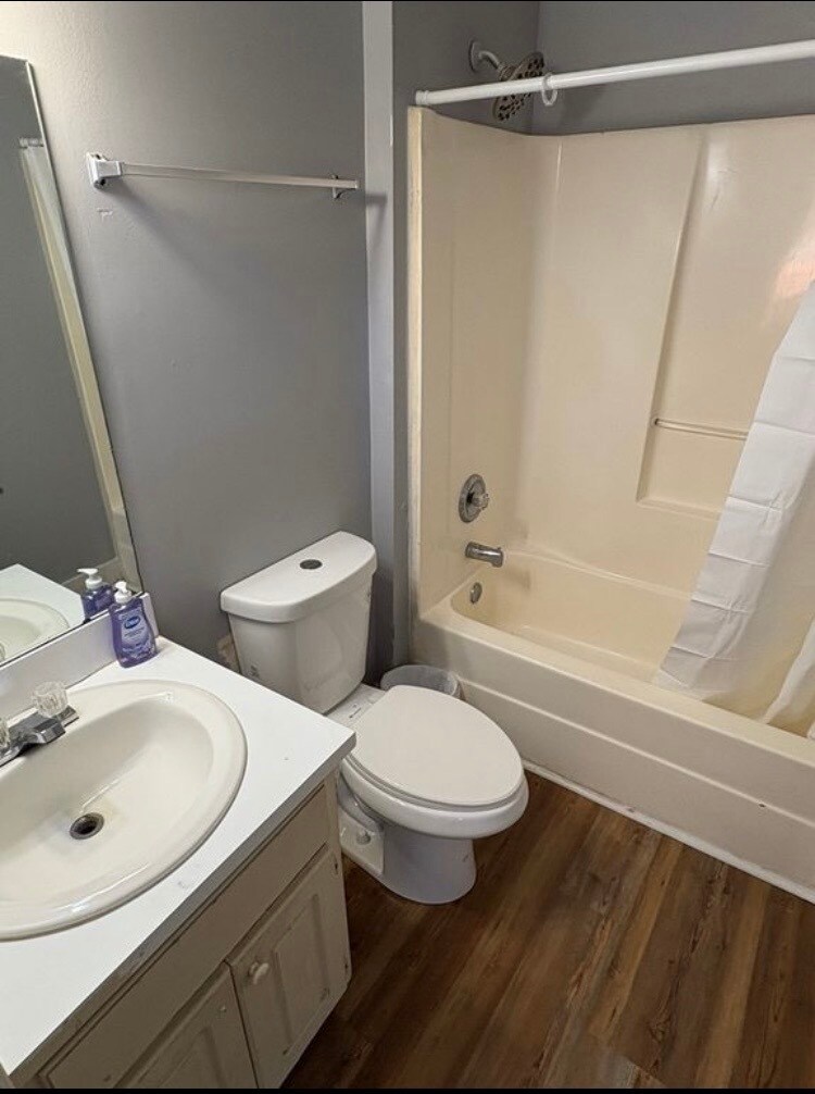 Master bath - 2427 Marion St