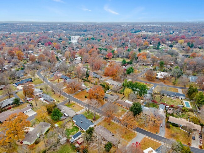 Building Photo - RARE SOUTHERN HILLS BEAUTY! 3 living rooms...