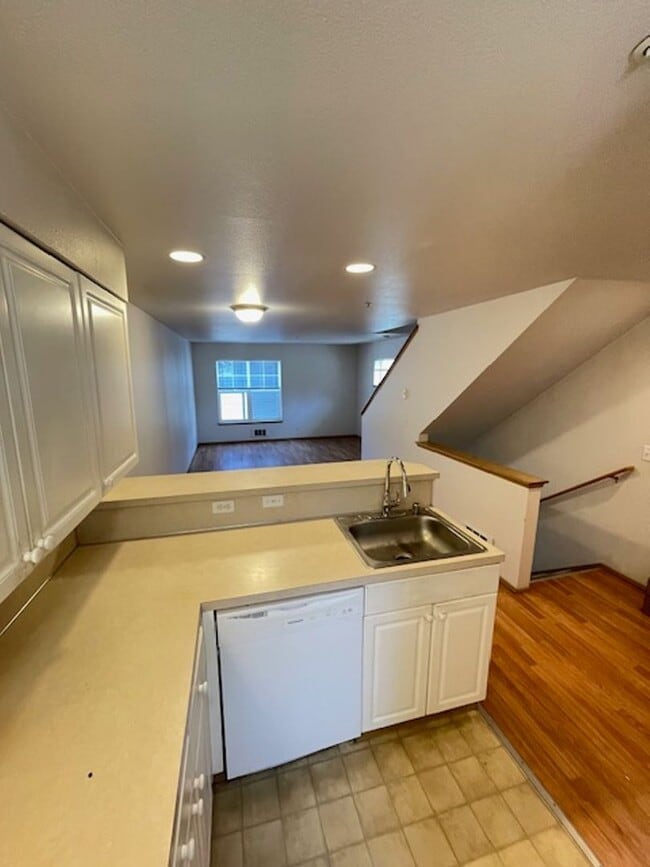 Building Photo - Charming and Spacious 3-Bedroom Townhome w...
