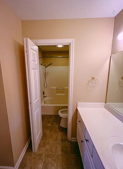 Building Photo - 21899 Williamsburg Dr