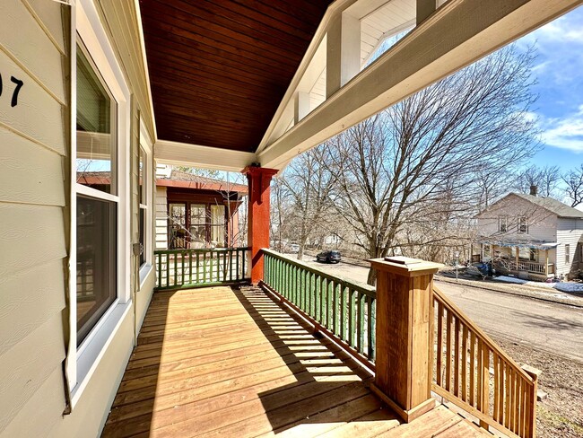 Building Photo - AVAILABLE JUNE - Beautifully Renovated 4 Bed 1 Bath in East Hillside