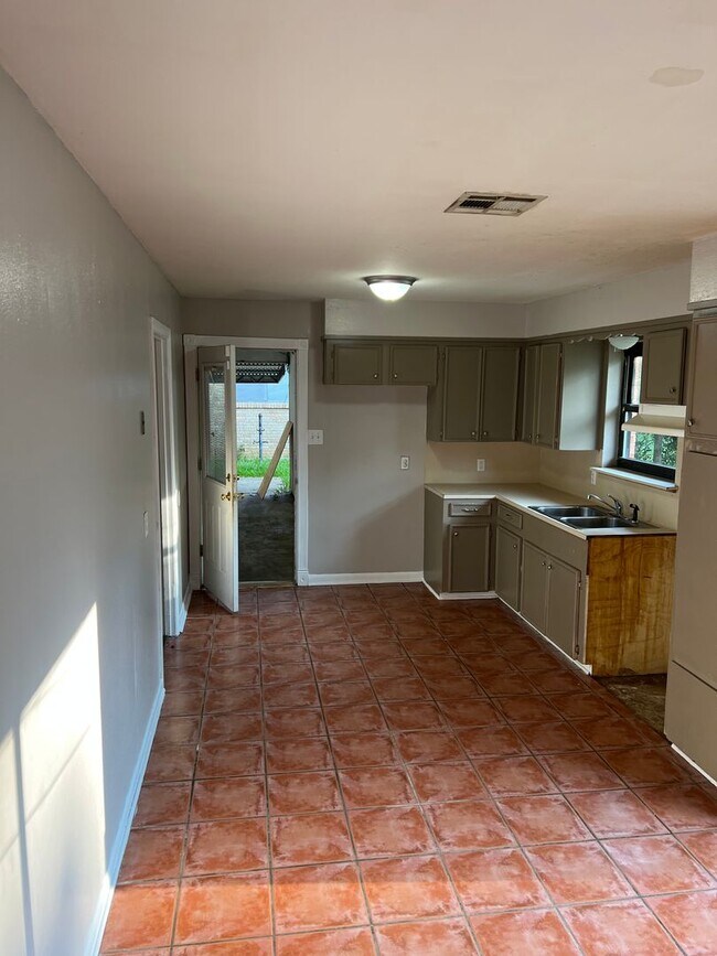 Building Photo - Southern Hills!