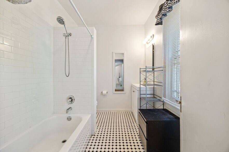 Building Photo - 627 Library Pl