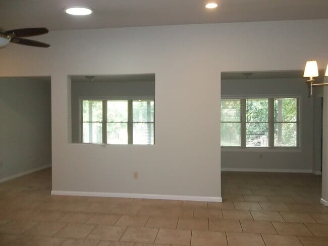 Building Photo - 210 Loma Vista Dr