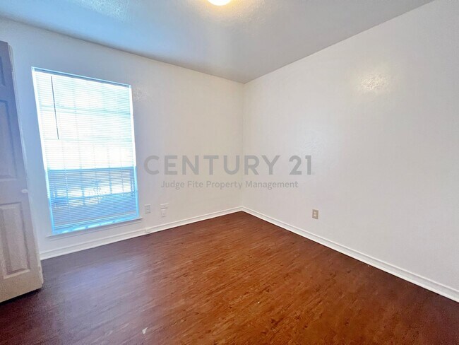 Building Photo - Lovely 3/2 Duplex on Corner Lot in Dallas ...