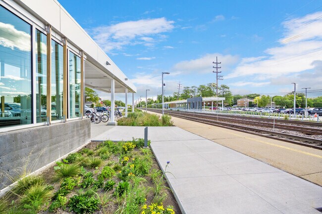 Train Station 3 Blocks away - 38 Gilbert Ave