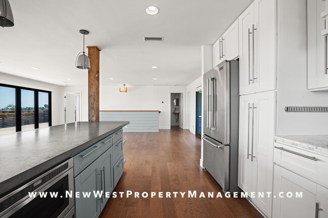 Building Photo - Exquisite Pacific Beach 4 bedroom located on a quiet cul-de-sac in the coveted Floral Terrace com...