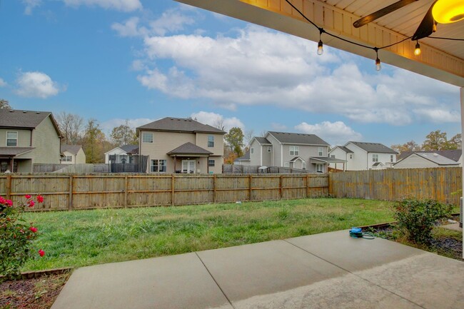 Building Photo - Fresh and Clean 3 bed 2 bath.  Sweet layout!