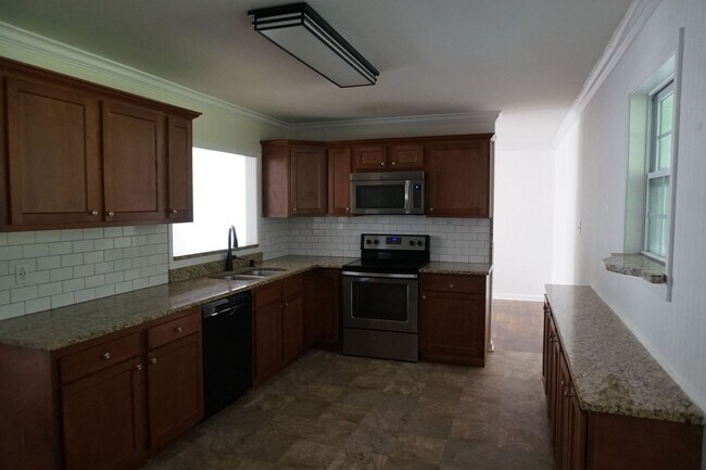 Building Photo - Pet Friendly 3 Bedroom 1 Full Bath located in Northwoods Park!