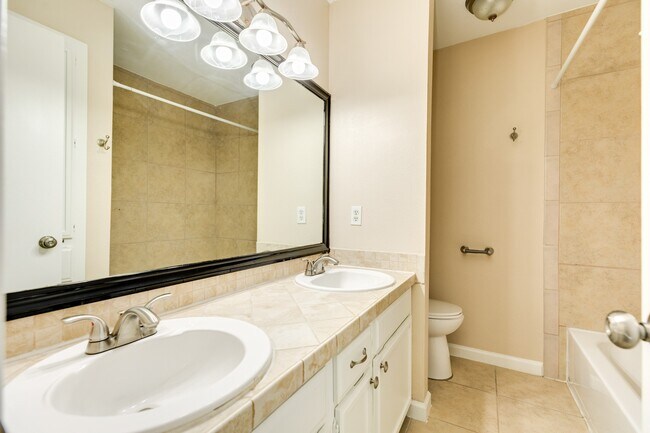 Building Photo - 1920 Back Bay Dr