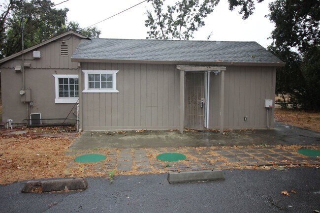 Building Photo - 672 Irwin Ln