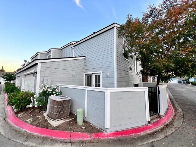 Building Photo - $2,295 Villa & Barstow, 3 Bedroom Condo - ...