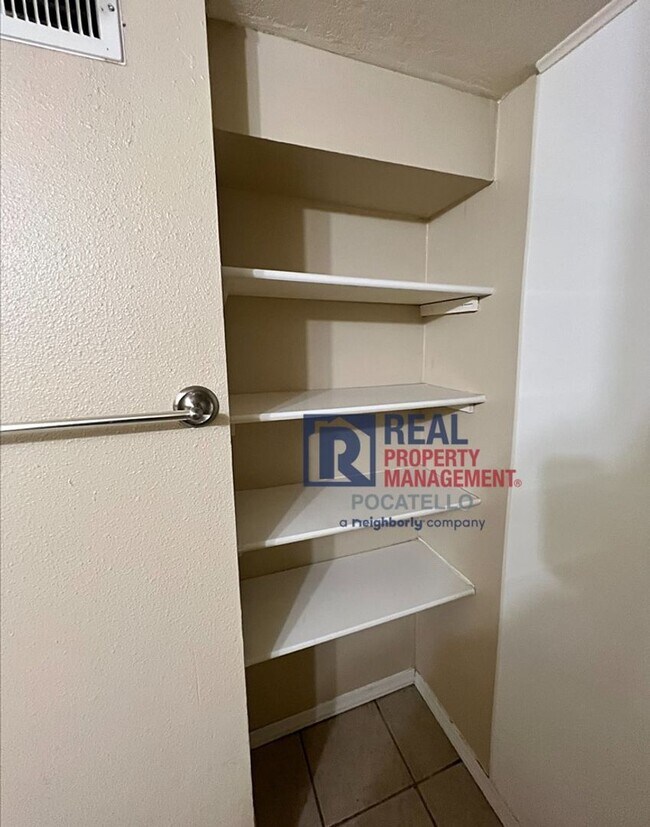 Building Photo - 611 N 11th Ave