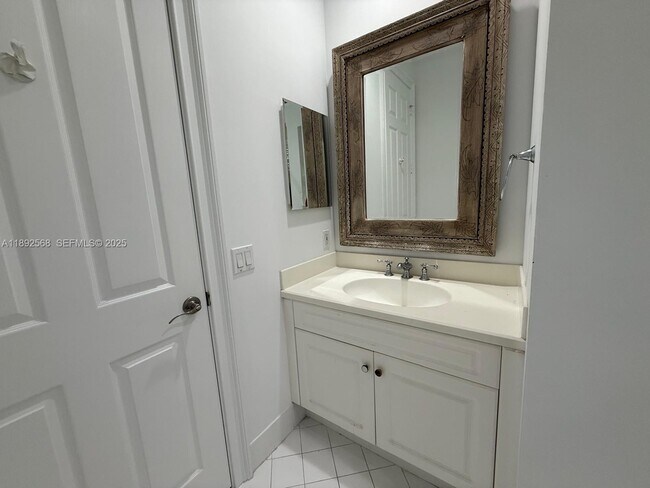 Building Photo - 996 Sanibel Dr