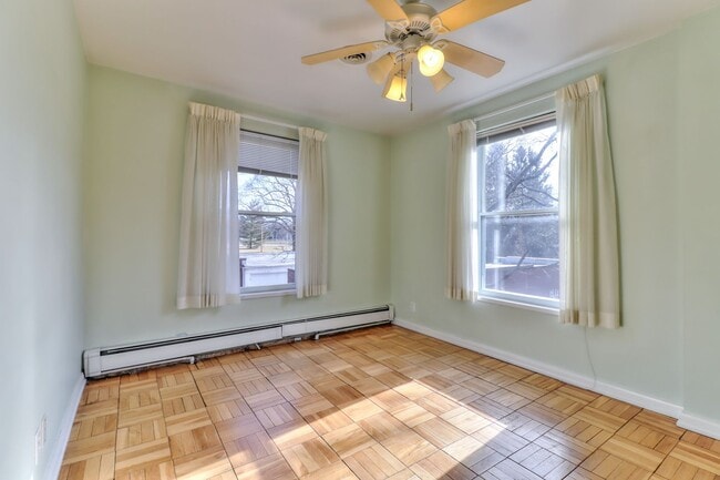 Building Photo - 2 bedroom, 1 bath condo close to Blair Par...