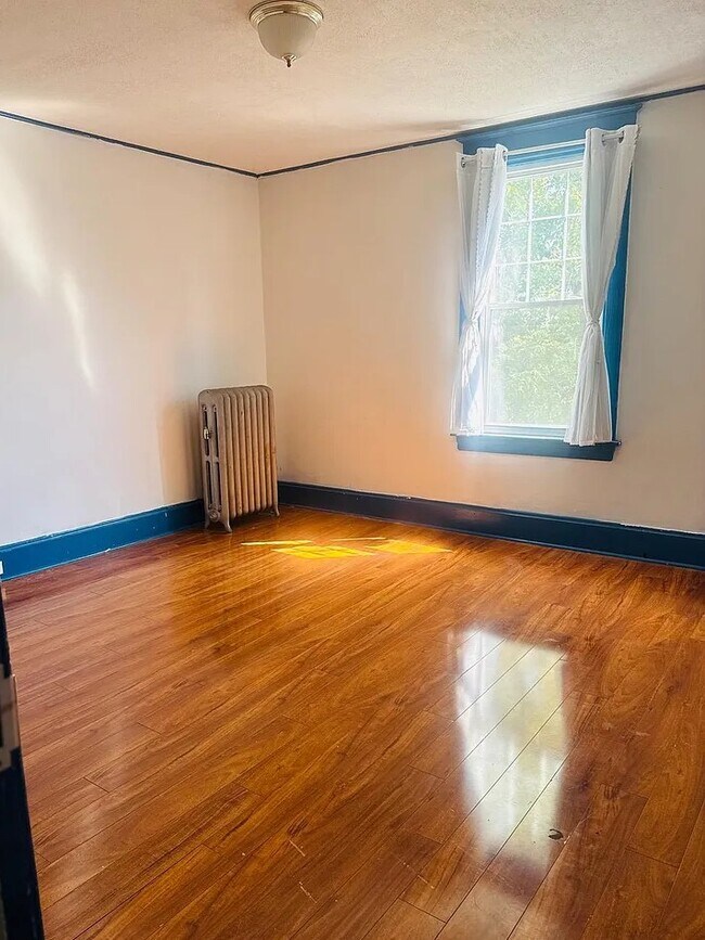 Building Photo - 226 Walnut St