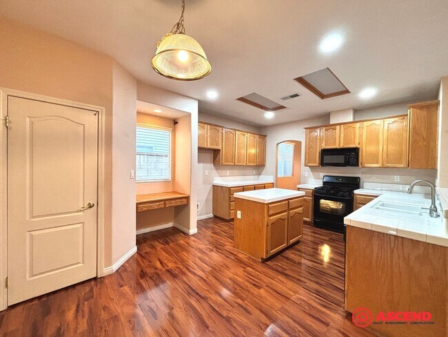 Building Photo - Lovely 5 Bedroom Home In River Oaks Area!