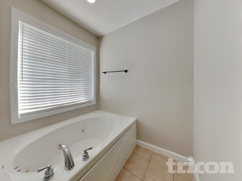 Building Photo - 226 Linden Rd