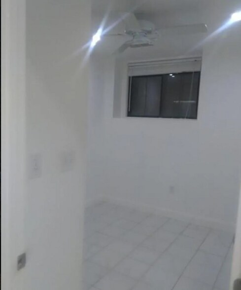 Building Photo - 10 Weston Ave