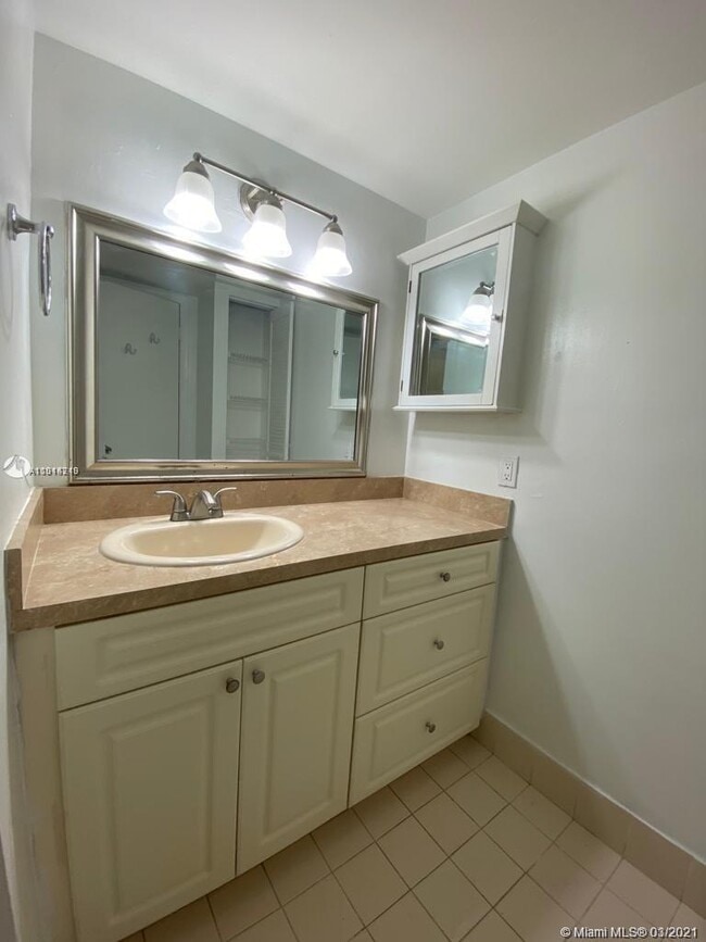 Building Photo - 995 SW 84th Ave