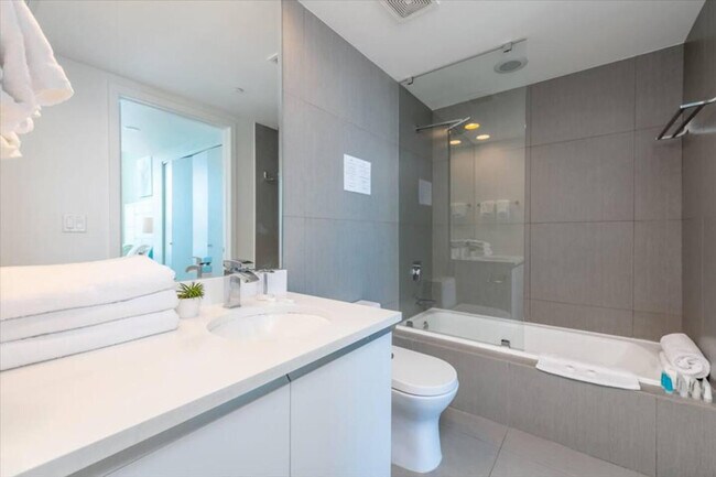 Building Photo - 6551 Collins Ave