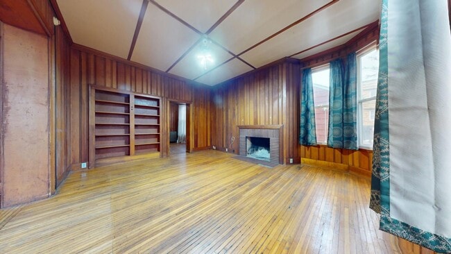 Building Photo - Huge House with Garage!