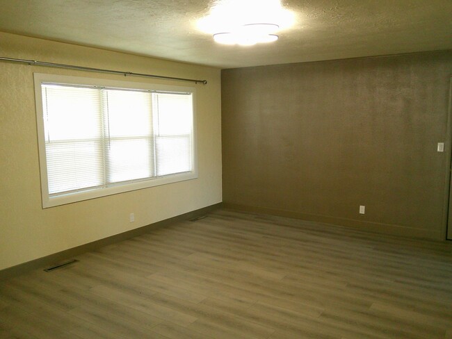 Building Photo - 4 Bed 2 Bath 2 Car Garage 1/2 off 1st Mont...