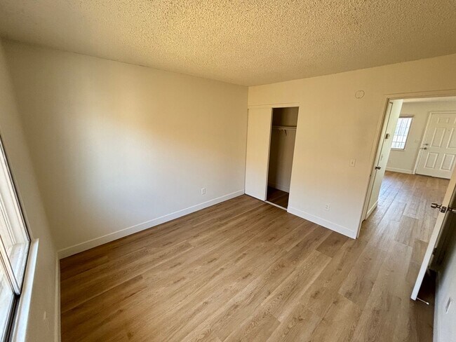 Building Photo - 3431 E Cheyenne Ave