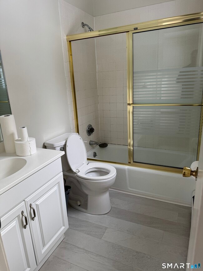 Building Photo - 10 Milton Rd