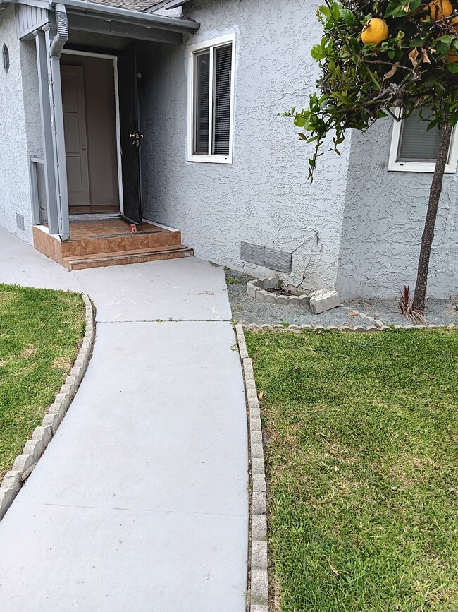 Building Photo - 3919 Fernwood Ave