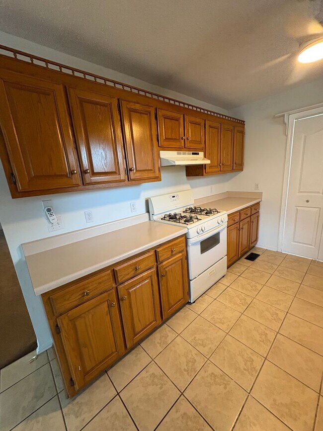 Building Photo - SPACIOUS & Beautiful Home Just Outside She...
