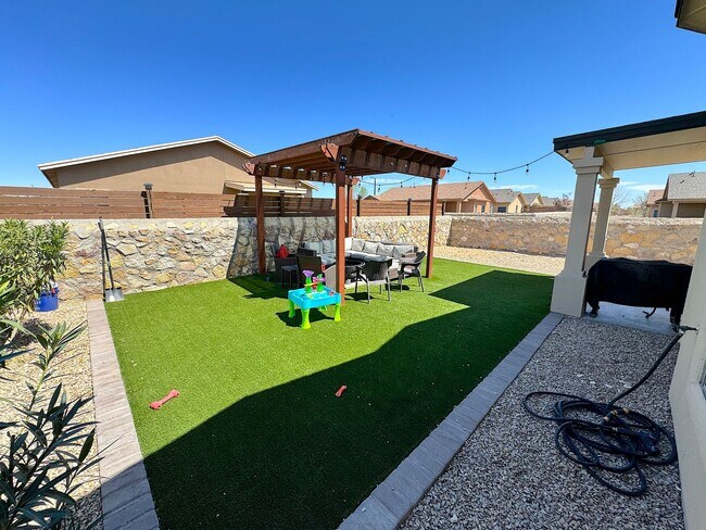 Building Photo - East El Paso 4 bed/ 2 Bath Refrig A/C Home