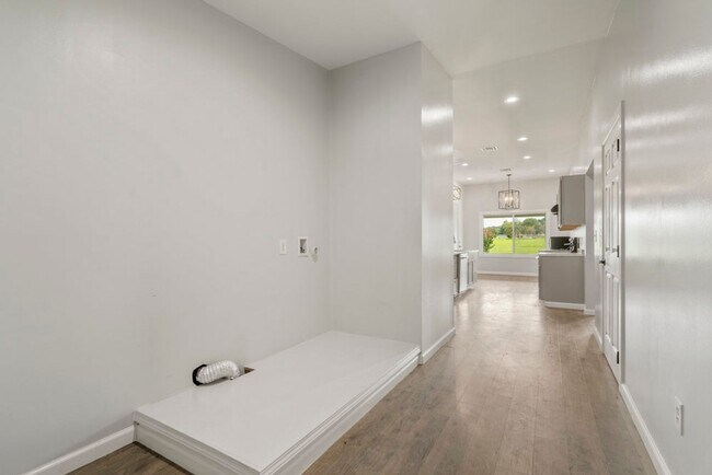 Building Photo - Modern Comfort on 1 Acre in Coweta – Available Now!