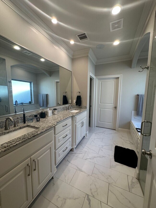 Building Photo - Gorgeous Updated 3 Bedroom Home - Only 5 years Old!