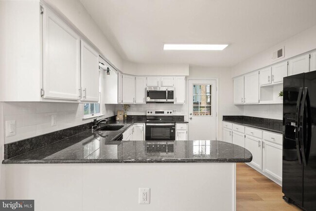 Building Photo - 13647 S Springs Dr