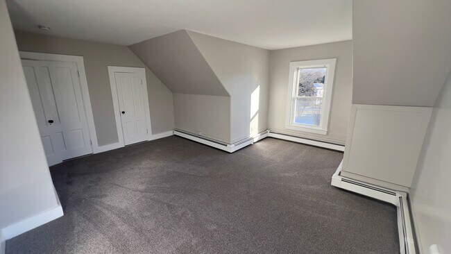 Building Photo - Spacious Sunny 2 BR-Walk to Downtown-Laund...