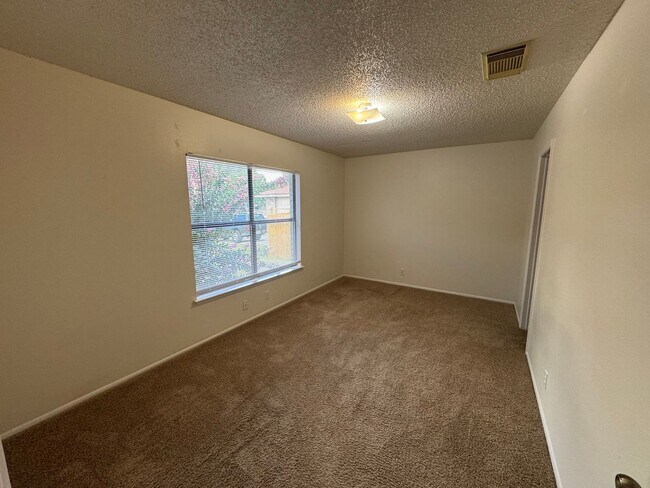 Building Photo - Spacious 3-Bedroom Home Near Randolph AFB ...