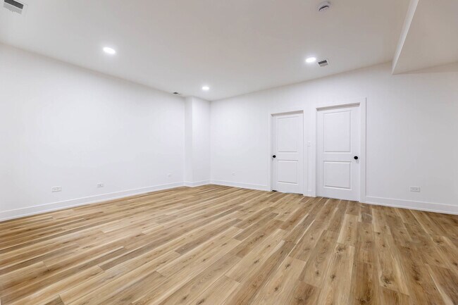 Building Photo - 241 W 74th St